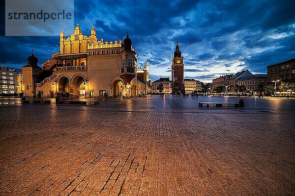 Die Stadt Krakau am Abend in Polen  Hauptplatz  Altstadtsilhouette mit Tuchhalle (Sukiennice) und Rathausturm