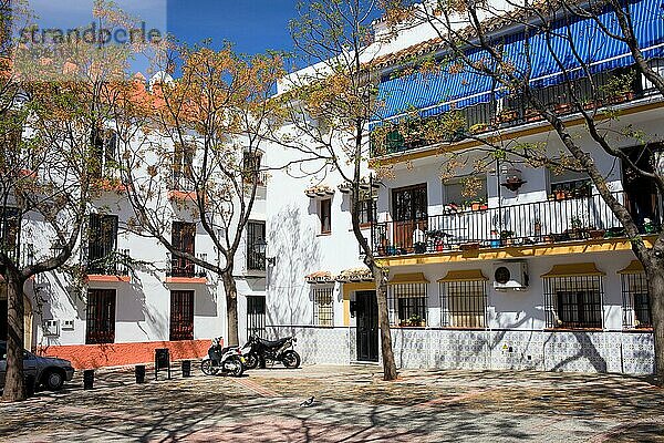 Kleiner ruhiger Platz umgeben von traditionellen Wohnhäusern in der Altstadt von Marbella in Südspanien  Region Anadalusien