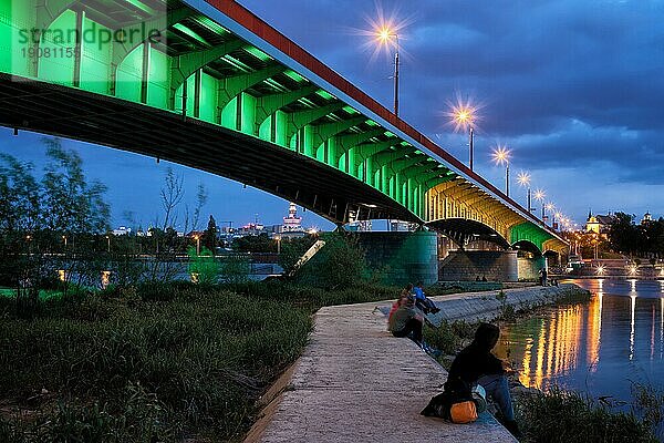 Polen  Stadt Warschau  beleuchtete Slasko Dabrowski Brücke und Pfeiler an der Weichsel in der Abenddämmerung  Europa