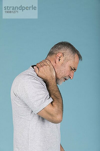 Seitenansicht reifer Mann mit Nackenschmerzen