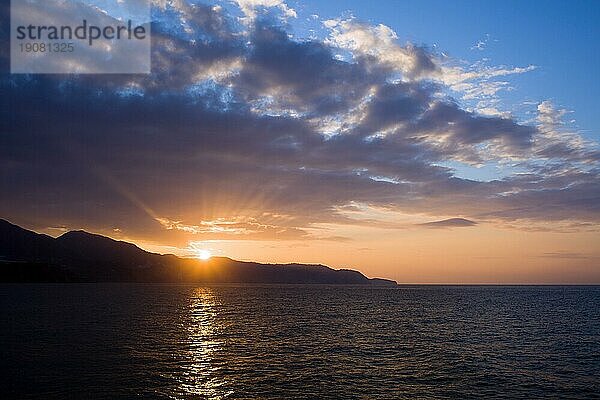 Ruhiger Sonnenuntergang an der Costa del Sol am Mittelmeer in Spanien  Region Andalusien  Provinz Malaga