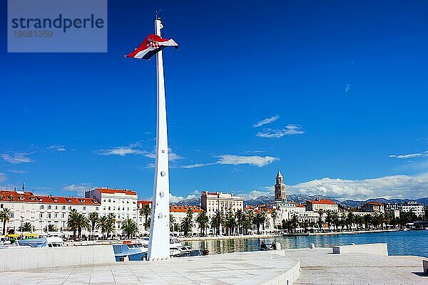 Die malerische Kulisse der Stadt Split und der kroatische Flaggenmast an der Uferpromenade