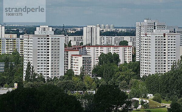 Wohngebäude  im Vordergrund ein Teil des Parks Gärten der Welt  Bezirk Marzahn-Hellersdorf  Berlin  Deutschland  Europa
