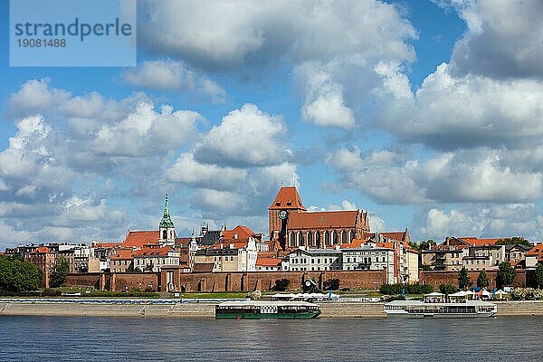 Torun in Polen  Altstadtsilhouette befestigte mittelalterliche Stadt  Blick auf den Fluss