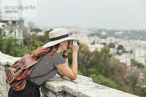 Weiblicher Tourist mit Kamera Balkon