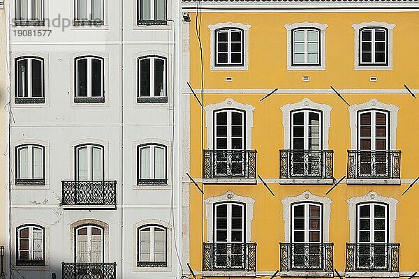Traditionelle Reihenhäuser mit weißer und gelber Fassade in Lissabon  Portugal  Europa