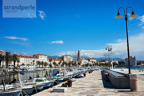 Ruhige Kulisse der Uferpromenade und des Hafens in Split  Kroatien  Gespanschaft Dalmatien  Europa