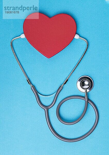 Draufsicht Herz mit medizinischem Stethoskop