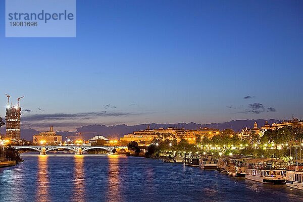 Ruhiger Abend in der Stadt Sevilla am Fluss Guadalquivir in Spanien