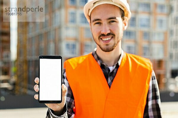 Mittlere Einstellung Porträt Bauingenieur hält Telefon