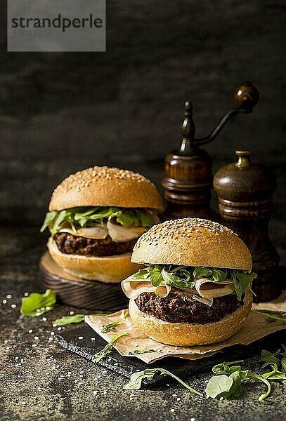 Vorderansicht frische Rindfleischburger mit Speck Schiefertafel 1