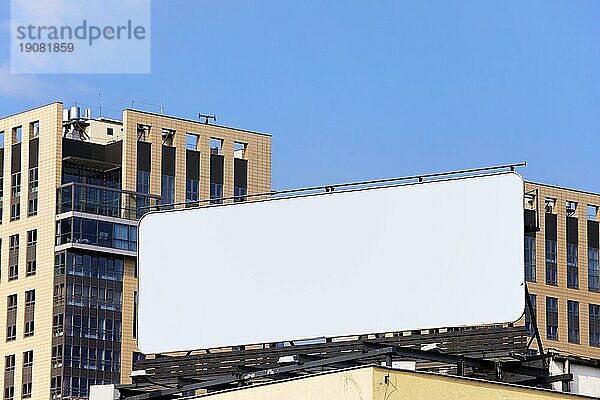Große leere Plakatwand auf einem Gebäudedach in der Innenstadt