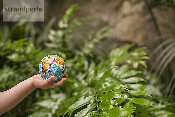 Close up Junge s Hand hält aufblasbaren Globus Ball