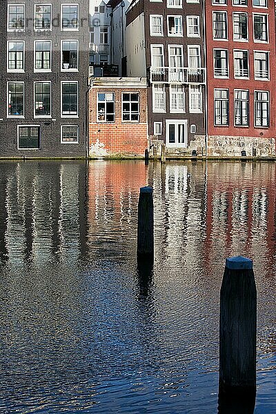 Traditionelle Reihenhäuser im holländischen Stil am Wasser in Amsterdam  Holland  Niederlande  Europa