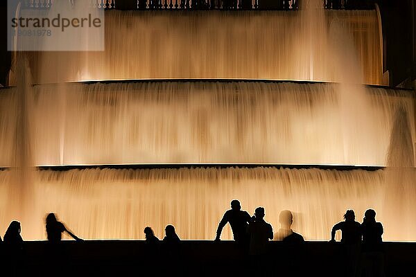 Beleuchteter Stufenbrunnen und Wasserkaskaden bei Nacht in Barcelona  Katalonien  Spanien  Europa