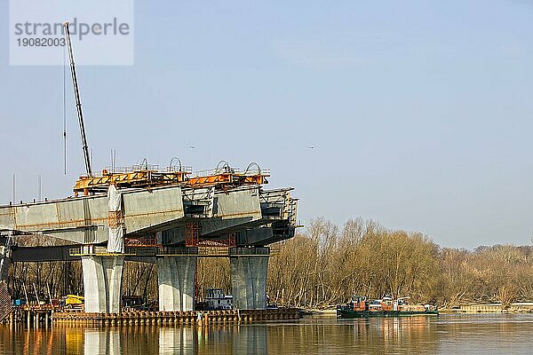 Baustelle der Nordbrücke in Warschau  Polen. Die Brücke wird aus drei parallelen Brücken bestehen  zwei für Fahrzeuge und eine für Straßenbahnen  Fahrräder und Fußgänger