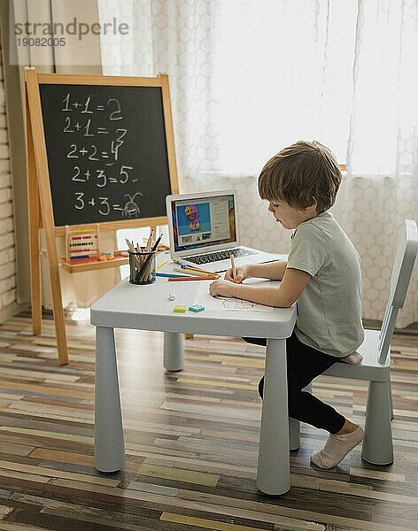 Seitenansicht Kind zu Hause beim Lernen von Mathematik