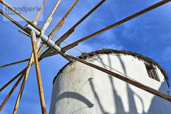 Berühmte Touristenattraktion von Mykonos  Kykladen  Griechenland. Traditionelle  weiß getünchte Windmühle und klarer blauer Himmel. Sommer  keine Wolken. Pluspunkt. Einzelheiten. Reiseziel  ikonische Aussicht