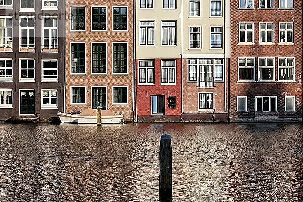 Historische Reihenhäuser im traditionellen holländischen Stil an einer Gracht in Amsterdam  Holland  Niederlande  Europa