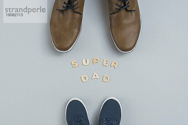 Super Papa Inschrift mit Mann Kinder Schuhe