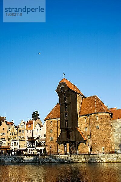 Der Kranich (polnisch: Zuraw)  berühmtes Wahrzeichen in der Altstadt von Danzig (Gdansk) an der Motlawa in Polen  Komposition mit Copyspace