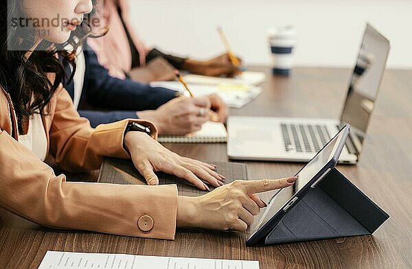 Nahaufnahme Frauen bei der Arbeit mit Geräten