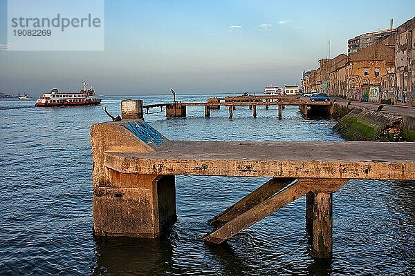 Alter Kai mit Molen am Fluss Tejo in Almada  Portugal  Europa