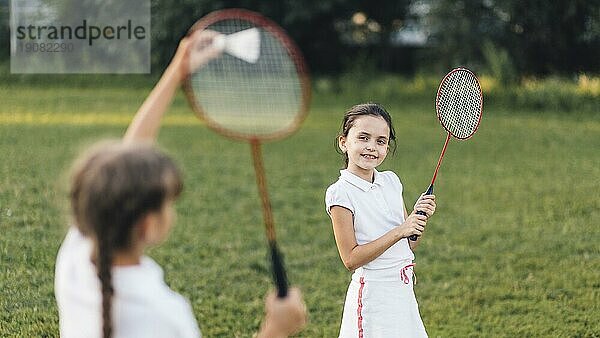 Zwei Mädchen spielen Badminton im Park