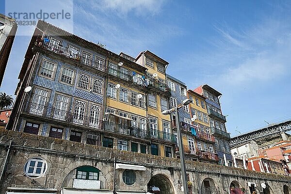 Traditionelle portugiesische Häuser  Mehrfamilienhäuser  Altstadt  Stadt Porto  Portugal  Europa