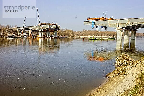 Baustelle der Nordbrücke in Warschau  Polen. Die Brücke wird aus drei parallelen Brücken bestehen  zwei für Fahrzeuge und eine für Straßenbahnen  Fahrräder und Fußgänger