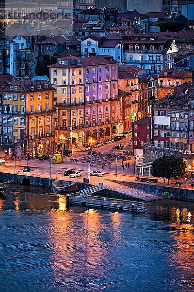 Stadt Porto in Portugal  historisches Zentrum am Abend