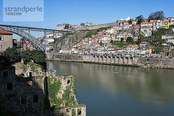 Die Städte Porto und Gaia in Portugal  Altstadtsilhouette Gebäuderuinen am Fluss Douro in Gaia