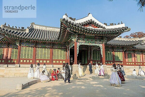 Junge Frauen in traditionellen Hanbok-Kleidern posieren und fotografieren  Huijeongdang Hall  Changdeokgung Palace  Jongno-gu  Seoul