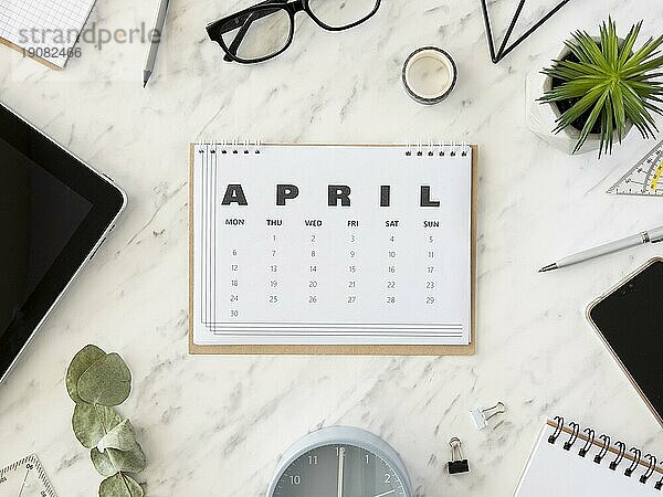 Draufsicht Schreibtisch April Kalender