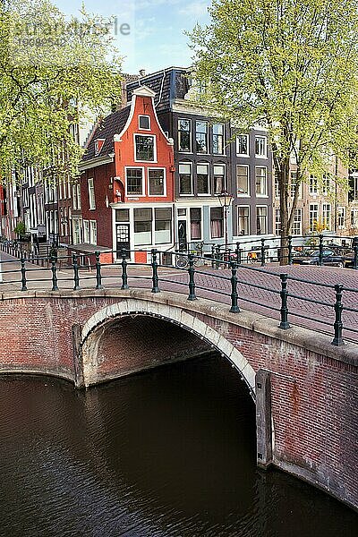 Brücke über den Reguliersgracht Kanal und traditionelle niederländische Häuser in Amsterdam  Niederlande  Europa