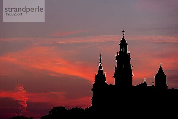 Krakau  Polen  Wawel Royal Castle und Kathedrale Türme Skyline Silhouette in der Abenddämmerung  Europa