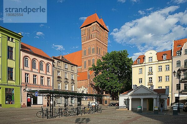 Neustädter Platz (polnisch: Rynek Nowomiejski) in Torun  Polen  in der Mitte die Kirche St. Jakob  Europa
