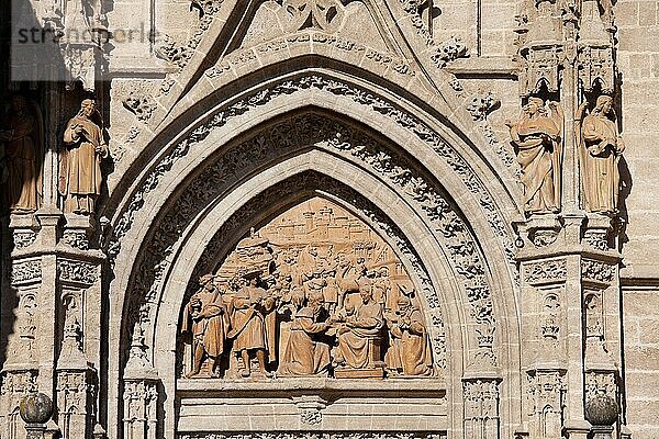 Relief aus dem Jahr 1520 mit der Darstellung der Anbetung der Heiligen Drei Könige von Miquel Florentin auf einem Tympanon der Puerta de Palos  dem Portal der Kathedrale von Sevilla in Spanien