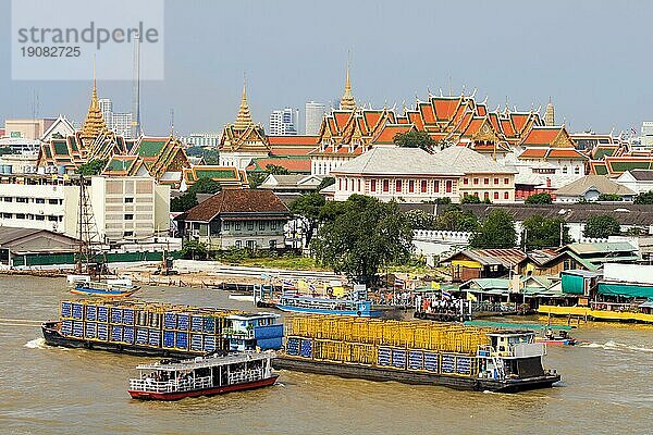 Stadtleben in Bangkok  Thailand  der geschäftige Fluss Chao Phraya  das Wat Phra Kaeo und der Grand Palace  Asien