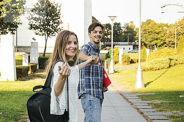 Junge Studenten fragen nach