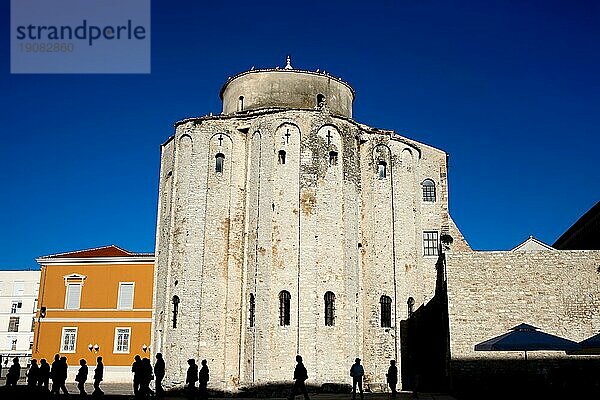 Kirche St. Donatus in Zadar  Kroatien  gegründet im 9. Jahrhundert als Kirche der Heiligen Dreifaltigkeit  im Vordergrund die Silhouette einer Touristengruppe  Europa