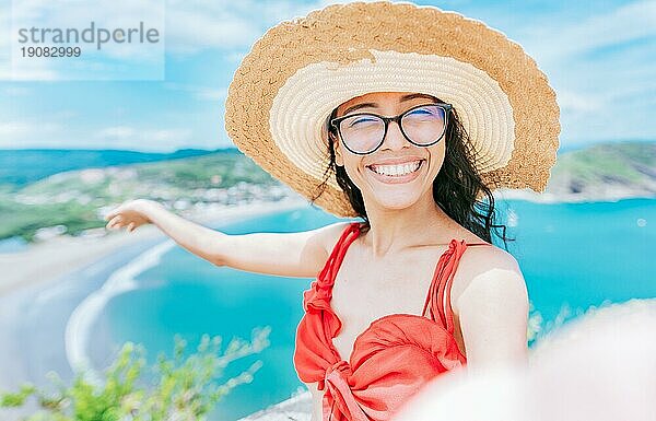 Happy Tourist Mädchen  die ein Selfie am Strand von San Juan del Sur. Konzept der Frau im Urlaub nehmen ein Selfie am Strand