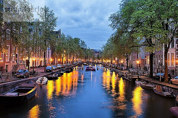 Ruhiger Abend am Kanal in der Stadt Amsterdam  Niederlande  Nordholland  Europa