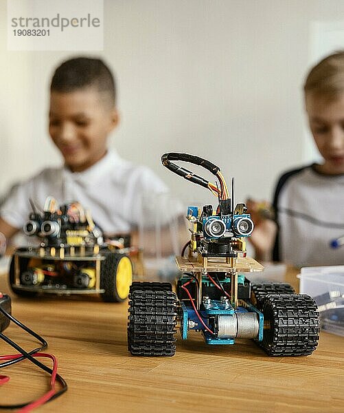 Kinder bauen Roboter