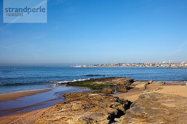 Atlantikküste mit malerischen Felsen in Cascais  Portugal  Europa