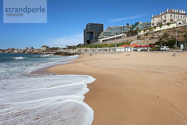 Unbelebter  breiter Sandstrand im Ferienort Cascais in Portugal