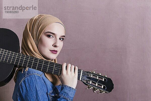 Portrait arabische Frau mit Gitarre