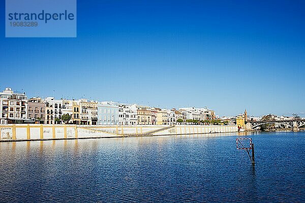 Traditionelle Wohnhäuser am Westufer des Flusses Guadalquivir in der Stadt Sevilla  Andalusien  Spanien  Europa