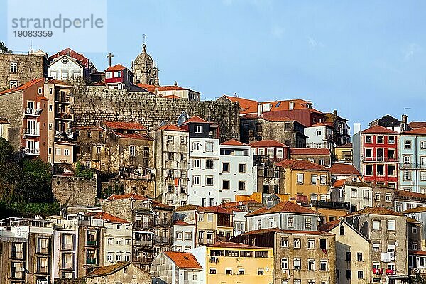 Skyline von Porto in Portugal  traditionelle Hügelhäuser im Stadtzentrum