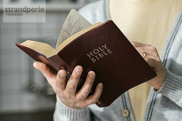 Vorderansicht Mann mit Bibel
